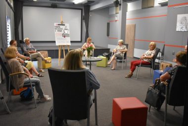 Zdjęcie z galerii Porozmawiajmy o „Bibliotekarkach” – spotkanie DKK dla dorosłych