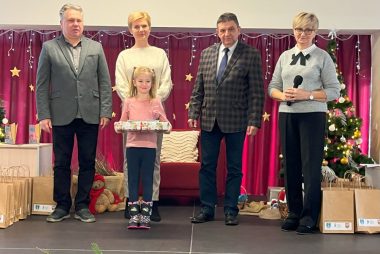 Zdjęcie z galerii Podsumowanie Powiatowego Konkursu „Najaktywniejszy Czytelnik Powiatu Dąbrowskiego 2023” – kategorie dziecięce